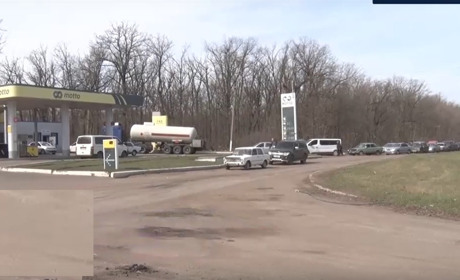 В "днр" проблеми з паливом. Черга за бензином стоїть від Волновахи до Валер'янівки
