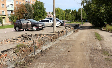 В Барі ремонтують тротуари та дороги: фото