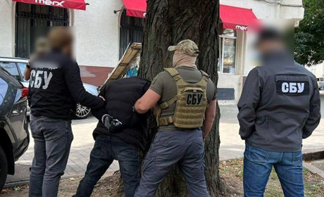 Зняв $200 тисяч, а на нього вже чекали. В Одесі поліцейський та його спільники пограбували чоловіка