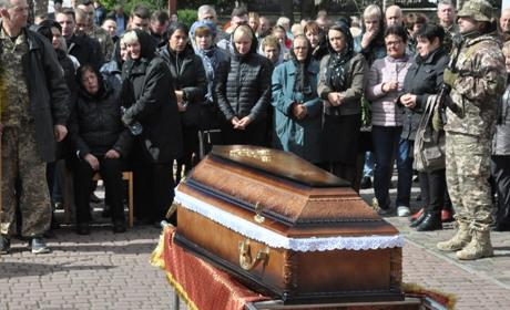 Чортків знову на колінах: з війни назавжди повернувся полеглий на Донеччині десантник Росчіс Ігор