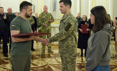 Втратив руку, але продовжив нести оборону: десантник з Одещини отримав звання Героя України
