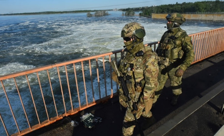 Росіяни намагаються відновити міст у Новій Каховці