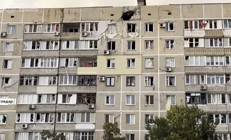 Близька 50 могил поруч з будинком. Як живуть люди у Вугледарі