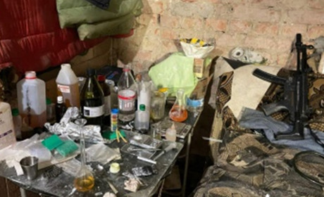 Територія збуту – уся країна: на Буковині ДБР викрило масштабне виробництво амфетаміну