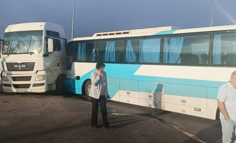 Між Одесою та Южним вантажівка зіткнулася з автобусом, постраждало 17 пасажирів