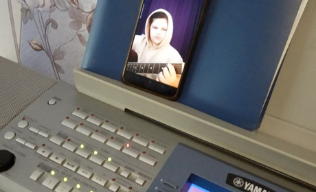 Діти Добропілля дистанційно вчаться грі на музичних інструментах