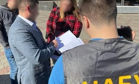 Підбурювала дати хабар: в Одесі викрили адвокатку на спробі підкупу судді