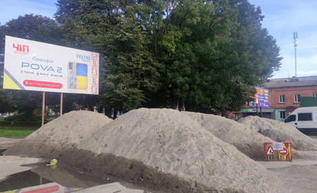 В Барі біля автовокзалу з'явилися купи відсіву: Що з ними будуть робити