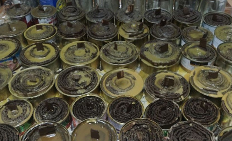 Волонтерка з Южненської громади виготовляє бліндажні свічки для військових