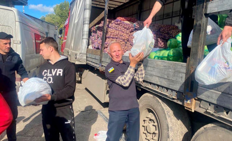 Сільський пастор із Сарненського району зібрав цілу колону гуманітарної допомоги