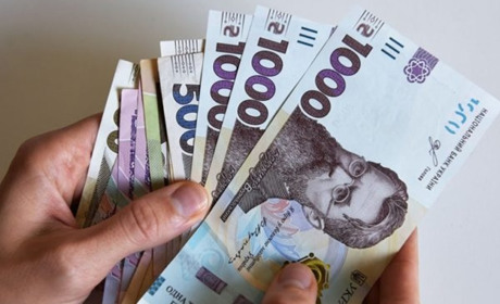 Заборонять переказувати гроші за кордон з гривневих платіжних карток від НБУ