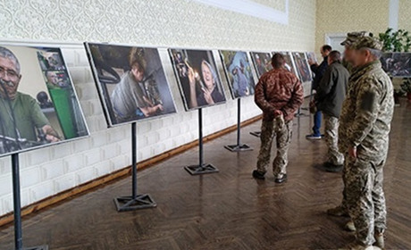 У Чорткові діятиме пересувна фотовиставка «Обличчя логістики ЗСУ»
