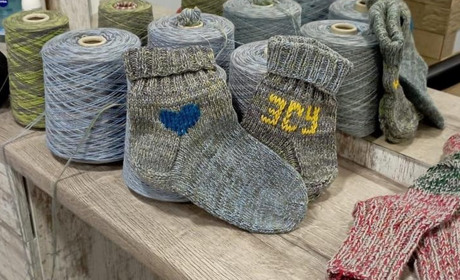 У Корюківці в салоні краси «Престиж» в’яжуть шкарпетки для захисників України