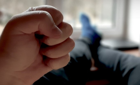 Знущався над мамою: мешканець Старокостянтинова отримав 5 років за вчинення домашнього насильства