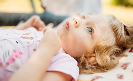 Дівчинка з Добропілля з вродженими хваоробами готується до реабілітації: як допомогти