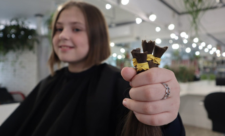 10-річна дівчинка з Первомайська зістригла волосся, аби виручені за нього кошти передати ЗСУ