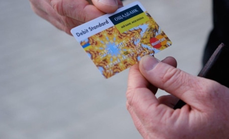 Черги біля банків у Переяславі: пенсіонерам почали виплачувати грошову допомогу від ООН