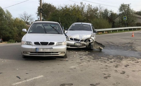 У Попелях зіткнулись два Daewoo: внаслідок ДТП госпіталізували пасажирку. Фото