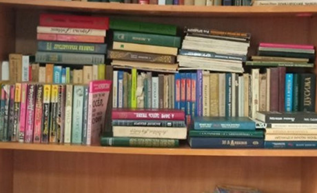 Просять книжки українською: у Жовтих Водах створили міні-бібліотеку для переселенців