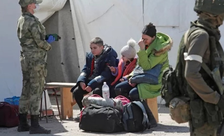 Депортація за футболку з українською символікою: жінку змусили пішки йти до Запоріжжя