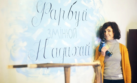 Нове життя старим речам. Кримчанка Юлія Дудишева займається в Сосниці редизайном меблів