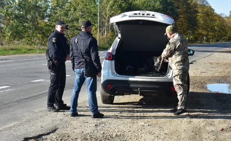 У Нетішині поліцейські зі службовими собаками обстежують автівки