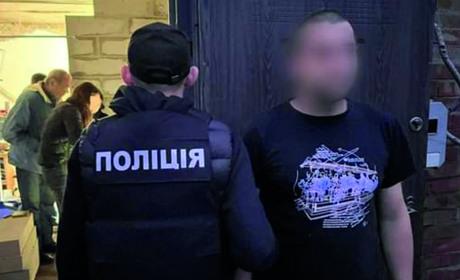 Житель села Стайки Ржищівської МТГ продавав зброю та зберігав наркотики