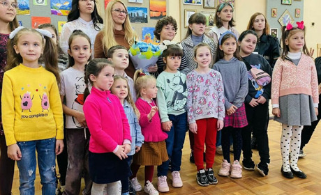 У дітей має бути дитинство: у Жовтих Водах відкрилася виставка малюнків вихованців Люсі Новошевської