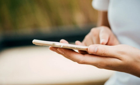 Якщо немає світла: як надовго зберегти заряд телефона