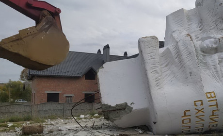 У селі Ясениця-Сільна демонтували радянський пам’ятник тоталітарного режиму