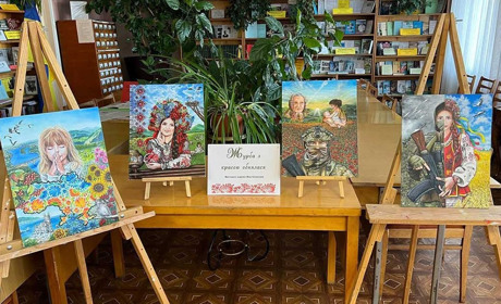 Виставка картин Яни Семенюк у Кагарлицькій центральній бібліотеці: тут переплелися журба з красою