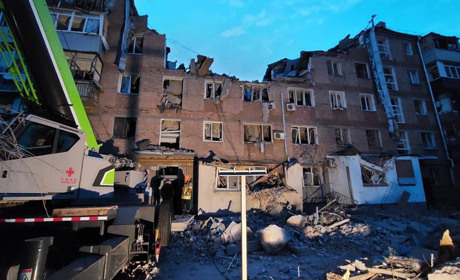 Після першої ночі Миколаїв обстріляли: влучили у п’ятиповерхівку, під завалами люди. Оновлюється
