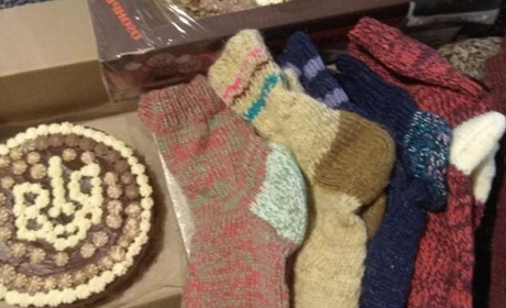 Корюківчанка Віра Карпенко зібрала 50 пар в’язаних шкарпеток для українських військових