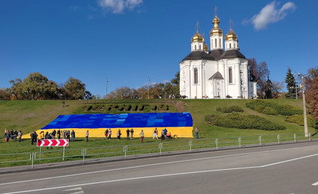 Найбільший в'язаний прапор України прикрасив підніжжя Катерининської церкви