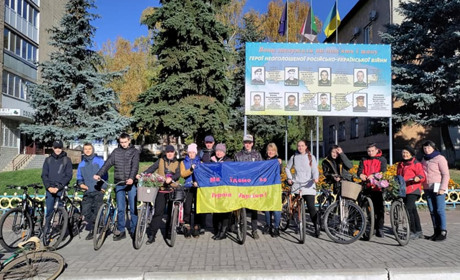 На черговому велопробігу в Мені їхали за Героїв та зібрали гроші