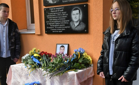 На будівлі Ніжинської гімназії № 10 відкрито пам'ятну меморіальну дошку на честь Анатолія В’ялого
