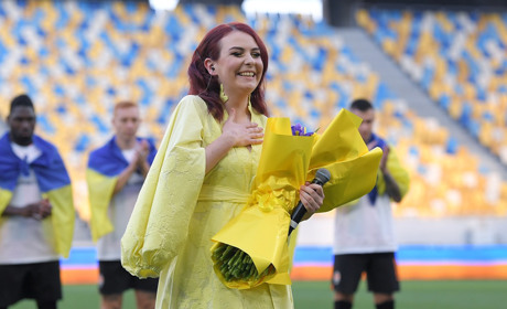 Катя "Пташка" виконує гімн України перед футбольним матчем