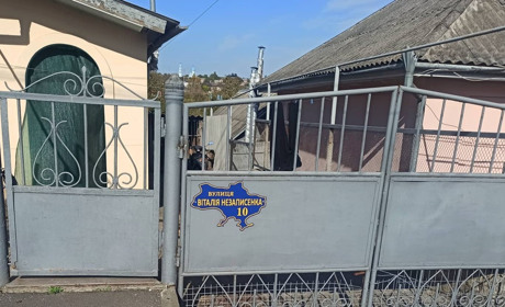 На вулиці Віталія Незаписанка з'явилися адресні таблички у вигляді карти України
