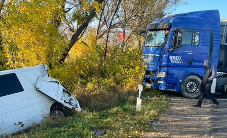 Одразу дві аварії трапились перед Великим Дальником: зіткнулись фури і мікроавтобуси