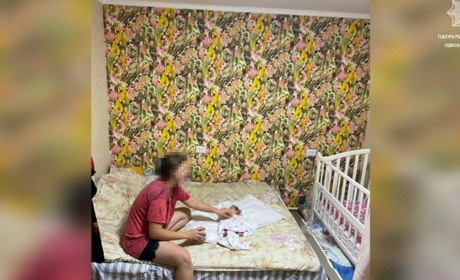 В Одесі мати залишила немовля в каналізаційному люку і пішла у справах