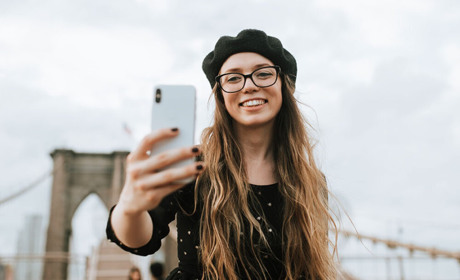 Чи прийнятні "щасливі" фото у соцмережі під час війни і що краще не публікувати?