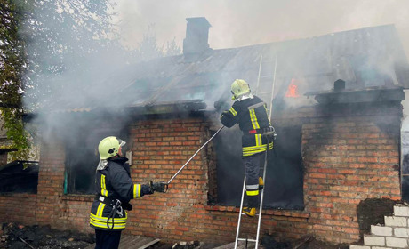 У Золотоноші рятувальники ліквідували пожежу у надвірній господарській споруді