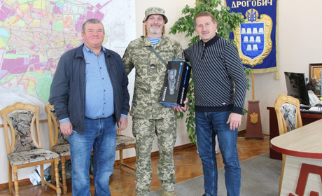 Повертається на фронт після поранення: для військового з Дрогобича придбали прилад нічного бачення