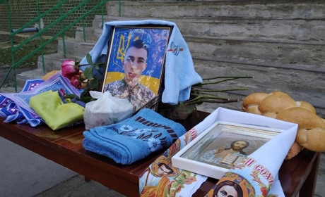 У Первомайську попрощалися з 20-річним бійцем-артилеристом