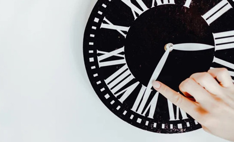 Україна перейде на зимовий час у неділю: куди крутити стрілки