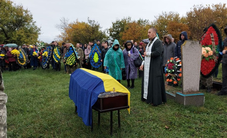 Із почесним караулом Нацгвардії у Самарському прощалися із Героєм Олександром Духовенко (ВІДЕО)