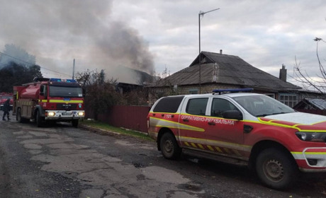 Під час обстрілу сталася пожежа у селищі Дворічна. Постраждав житловий будинок