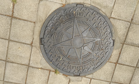 У Новій Каховці окупанти заварюють люки