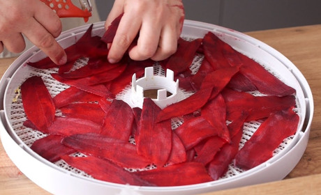 Волонтерка з Южного виготовляє “сухий” борщ для військових