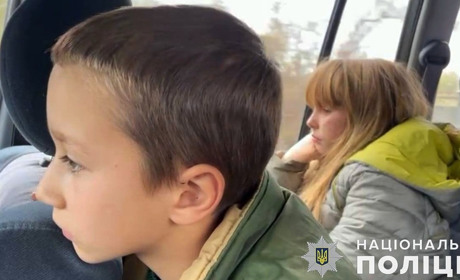 Евакуація з Донеччини: дітей, які осиротіли через російську війну, врятували поліція і волонтери